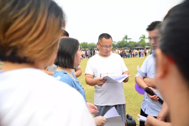 口哨發(fā)令、旗幟落下，比賽的完美呈現(xiàn)，離不開裁判員的辛苦付出，低調(diào)是他們的代名詞