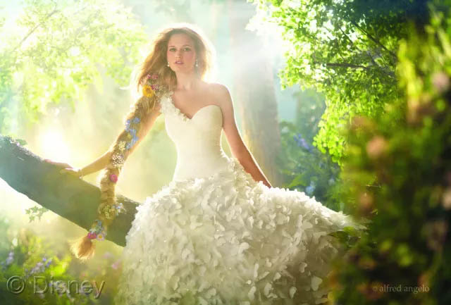 假若將玻璃鋼船艇比喻成一位女生，那么膠衣就是她華美的衣裳！