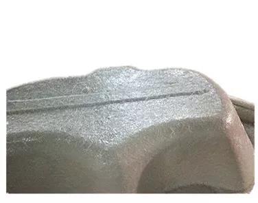 用樹脂和玻璃纖維復(fù)合在浴缸胚料的底部，使成型產(chǎn)品有足夠的強度