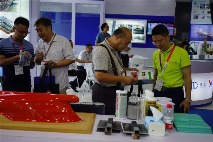 廣東博皓團(tuán)隊(duì)耐心為不斷前來(lái)領(lǐng)取資料有意咨詢的賓客進(jìn)行耐心講解，始終堅(jiān)持用專業(yè)的技術(shù)知識(shí)為客戶提供最優(yōu)的解決方案-1