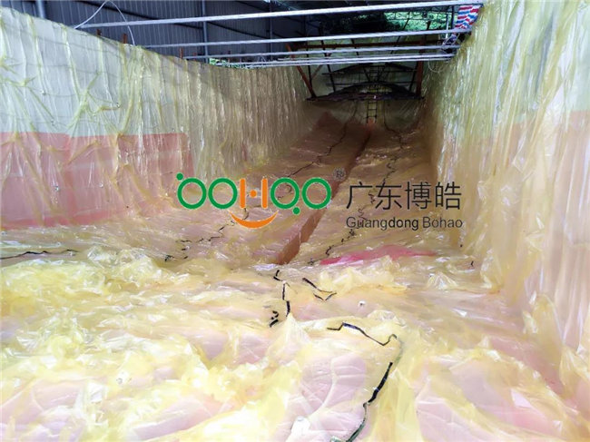完成鋪層后，用真空袋覆蓋好