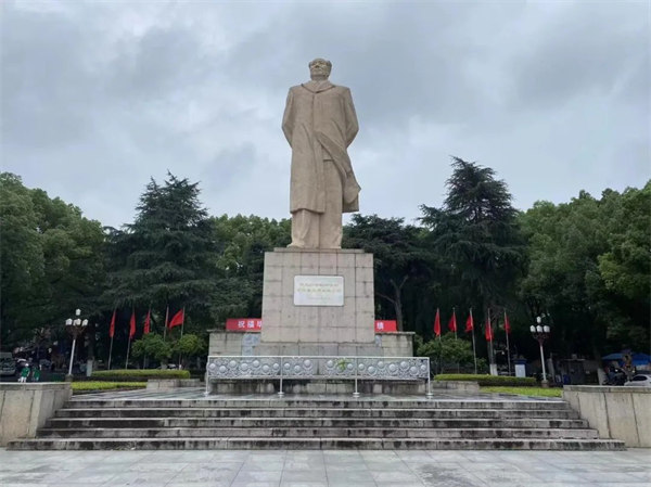 湖南大學(xué)，毛主席雕像