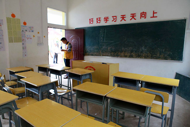梅嶺小學(xué)僅有20多個(gè)學(xué)生，只有包括1個(gè)校長(zhǎng)在內(nèi)的3個(gè)老師