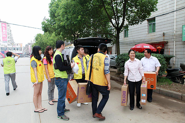 車隊(duì)到達(dá)備田小學(xué)，隨車捐贈(zèng)的物資送到小學(xué)